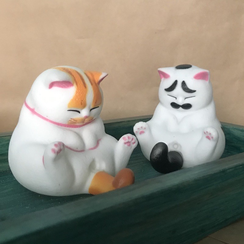 Mô hình mèo ngồi trang trí bàn làm việc