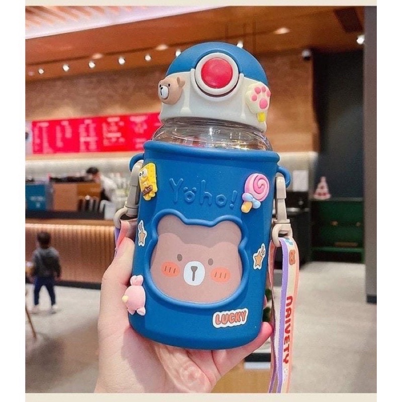 Bình nước kèm dây đeo gấu 620ml gấu siêu cute kèm sticker siêu xinh luôn