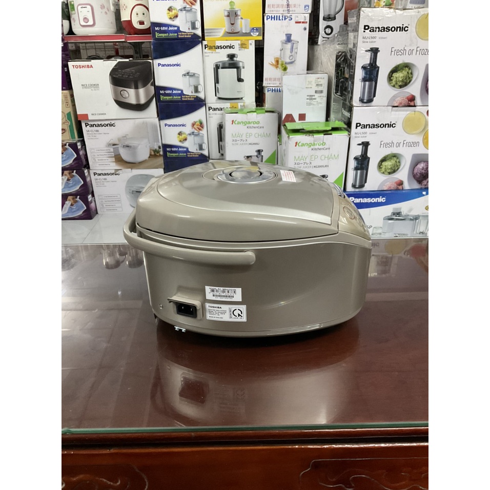 Nồi cơm điện cao tần Toshiba 1.8 lít RC-18RHVN - Hàng trưng bày