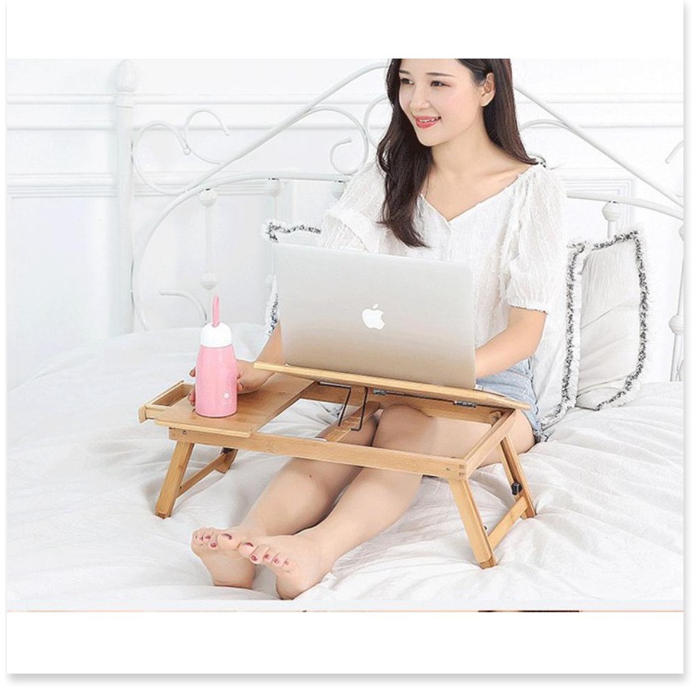 Bàn kê máy tính chất liệu trúc sào có quạt tản nhiệt ngăn để ly nước