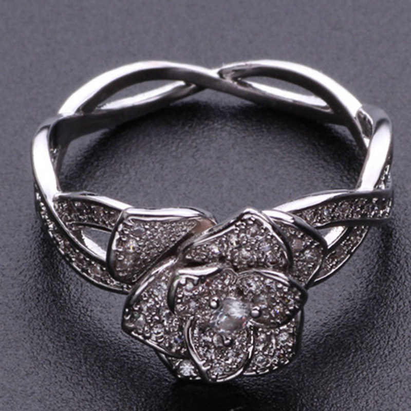 Nhẫn đính đá thanh lịch dành cho nữ