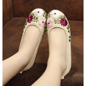 Giày búp bê thêu hoa màu trắng kem