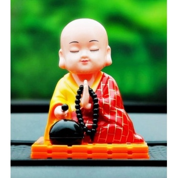 Tượng phật chú tiểu gõ mõ tự động trang trí trên ô tô - bàn làm việc mang lại may mắn, cầu bình an