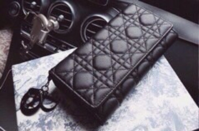 Ví dì ở màu đen