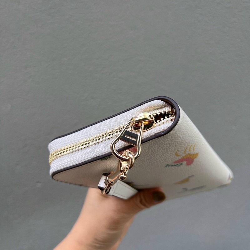 Ví dài Coach da thật, màu xinh, kèm móc tay tiện dụng, siêu nhiều ngăn