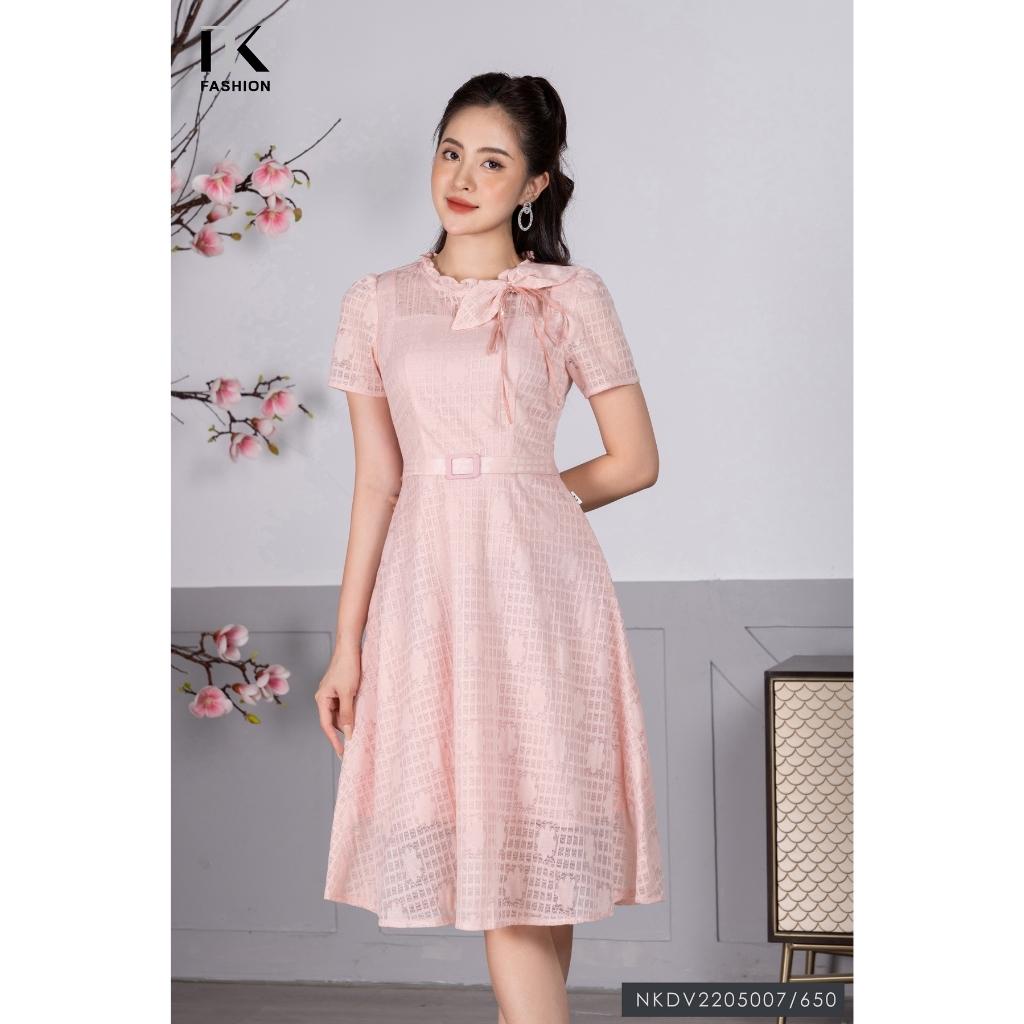 Đầm Thiết Kế Công Sở NK Fashion Cổ Phối Nơ Kèm Đai Thanh Lịch, Chất Vải Ren Kẻ Ô Mềm Mượt NKDV2205007