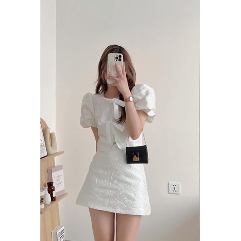 Set hoa gấm tiểu thư gồm áo thắt nơ tay bồng và chân váy chữ A-Đầm hoa gấm đi tiệc