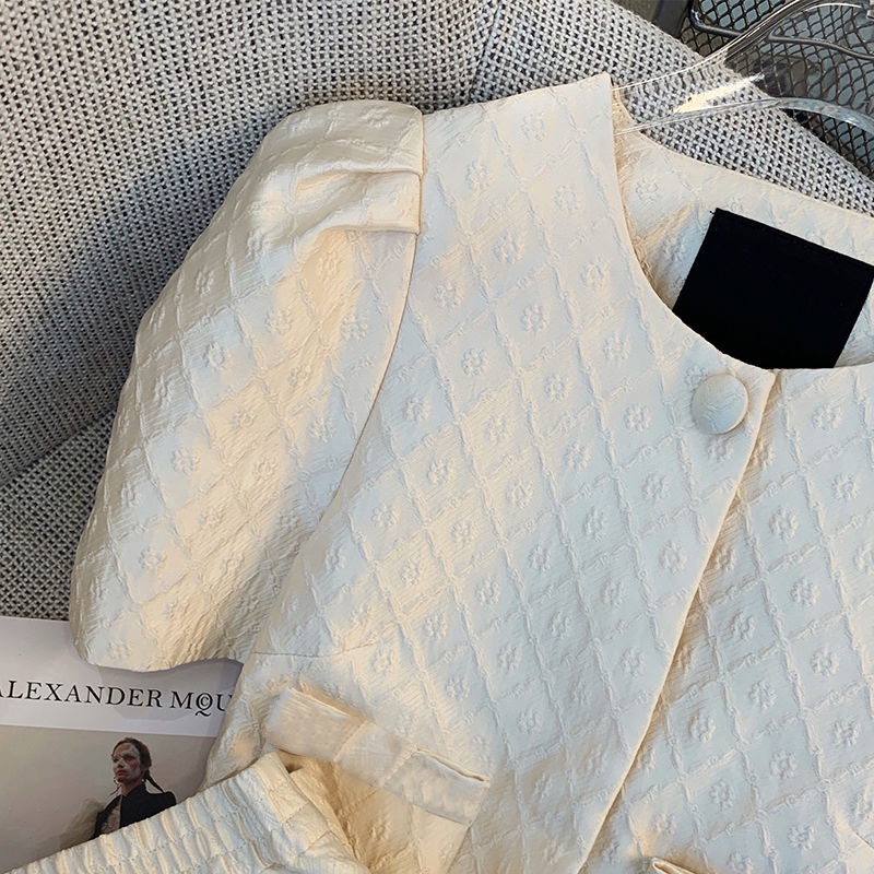 Bộ đồ gồm áo thun ngắn tay và quần ngắn thời trang mùa hè 2022 dành cho nữ (có bán lẻ)