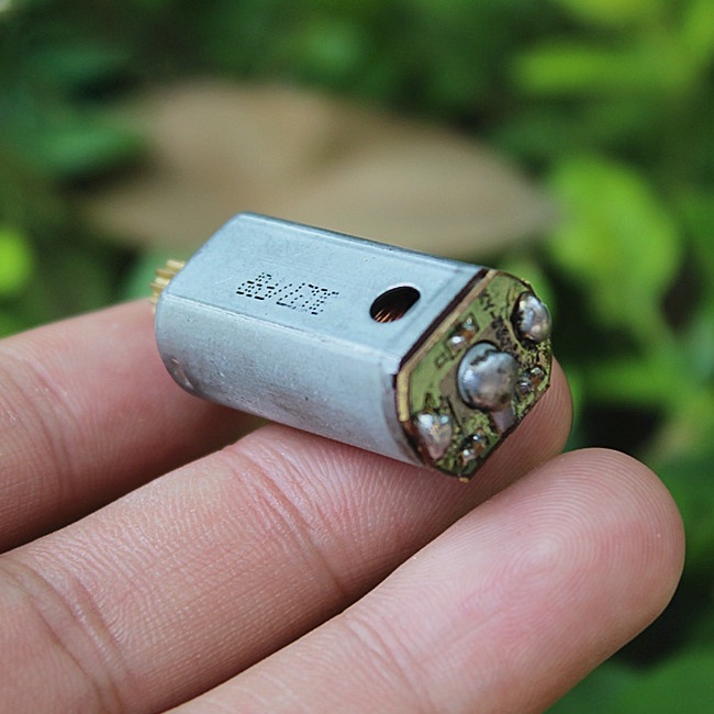 Động cơ mini DC 3.7V tốc độ cao sử dụng cho máy bay, ô tô, tàu thuyền mô hình - Đầu trục có bánh răng