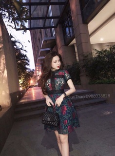 Đầm hoa xoè pha ren.