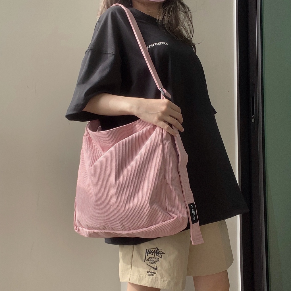 TÚI TOTE ĐEO CHÉO NHUNG TĂM TRƠN HỒNG KEM SIU TO ĐỂ ĐƯỢC LAP 14INCH UNISEX