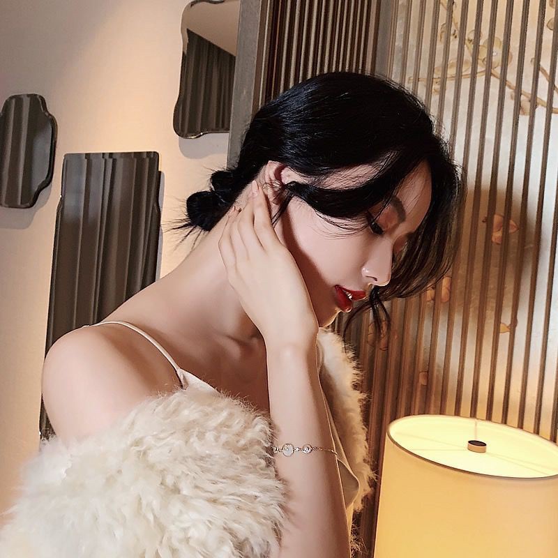 Vòng tay thiết kế tối giản cho bạn gái