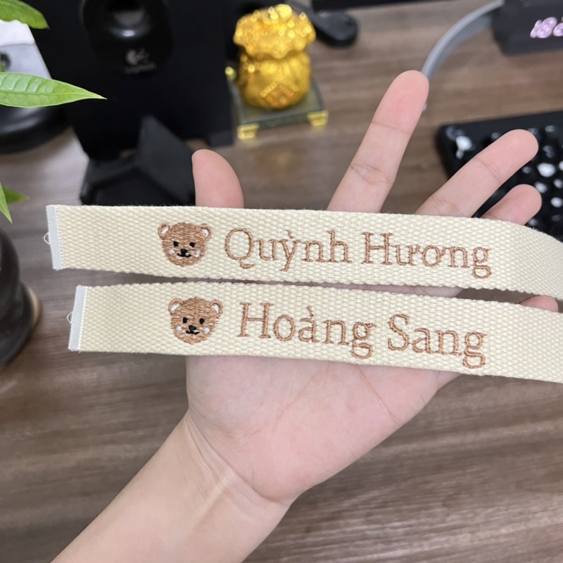 Name tag, móc khoá thêu tên theo yêu cầu