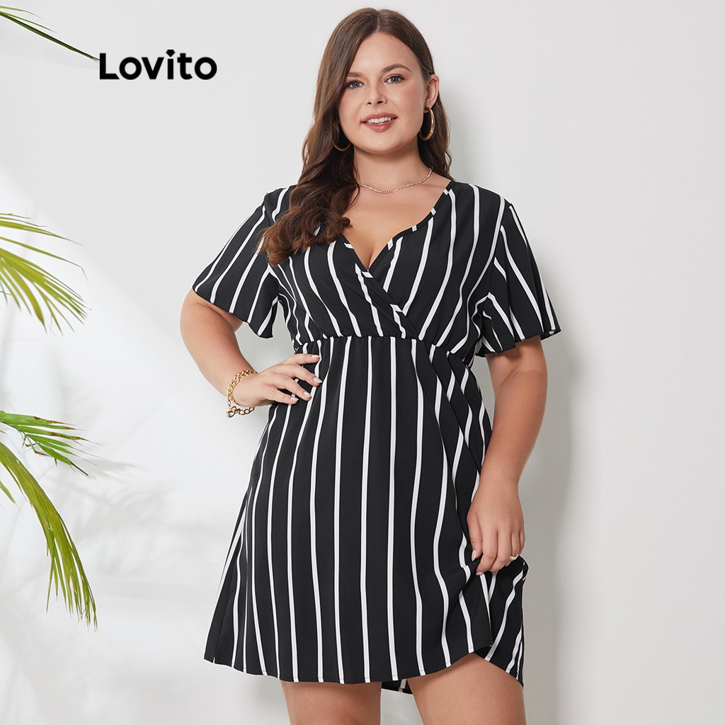 Đầm tôn dáng Lovito thướt tha không nhăn cổ chéo lai bèo xếp nếp thường ngày tôn đường cong size lớn LPS01061 (Màu đen)