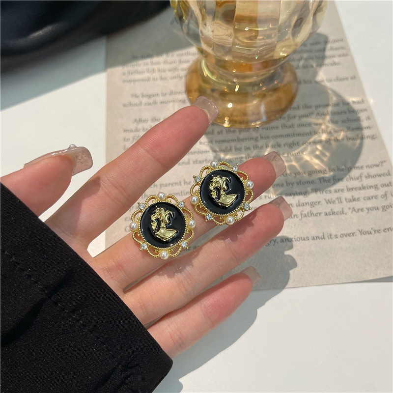 Khuyên tai kẹp không bấm lỗ chốt điều chỉnh K095 bằng hợp kim mạ vàng hình tròn đính hạt trai bigsize dáng ngắn Leous