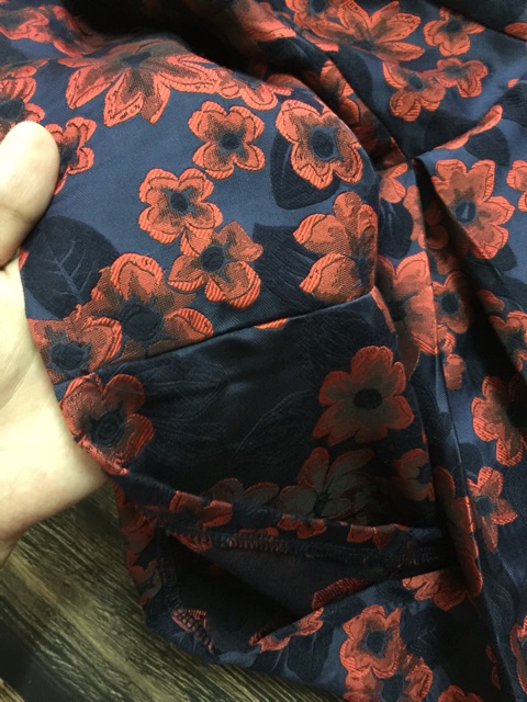 Váy gấm thêu hoa