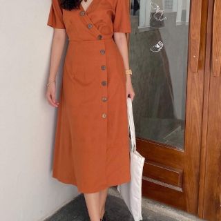 ĐẦM MIDI NÚT GỖ LỆCH