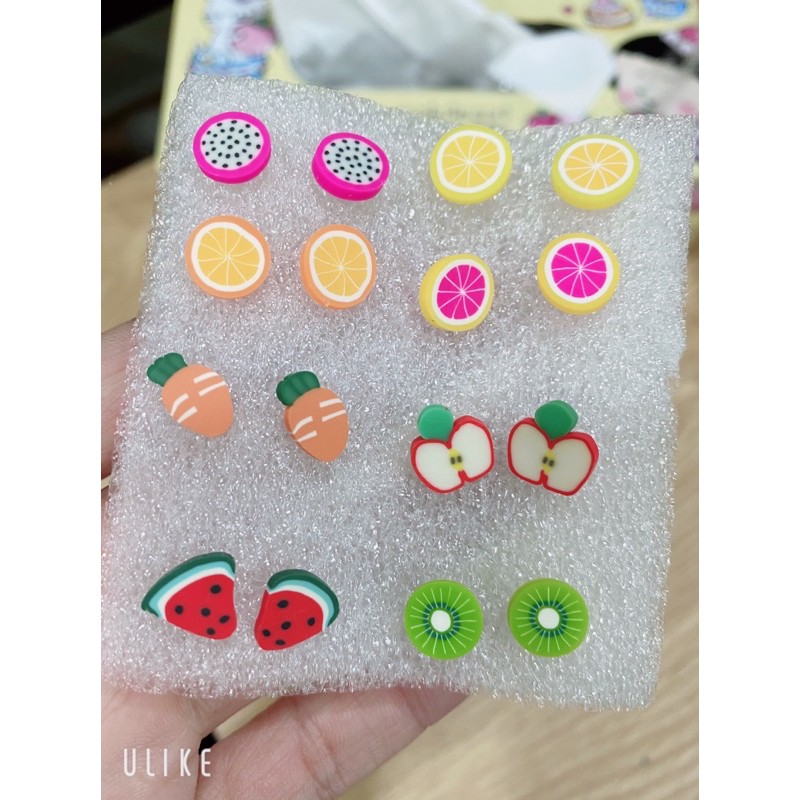 Bông tai hộp 8 đôi thanh nhựa kèm chuôi