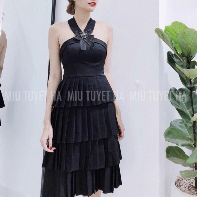 Đầm xòe đen tầng dập li cổ yếm nơ