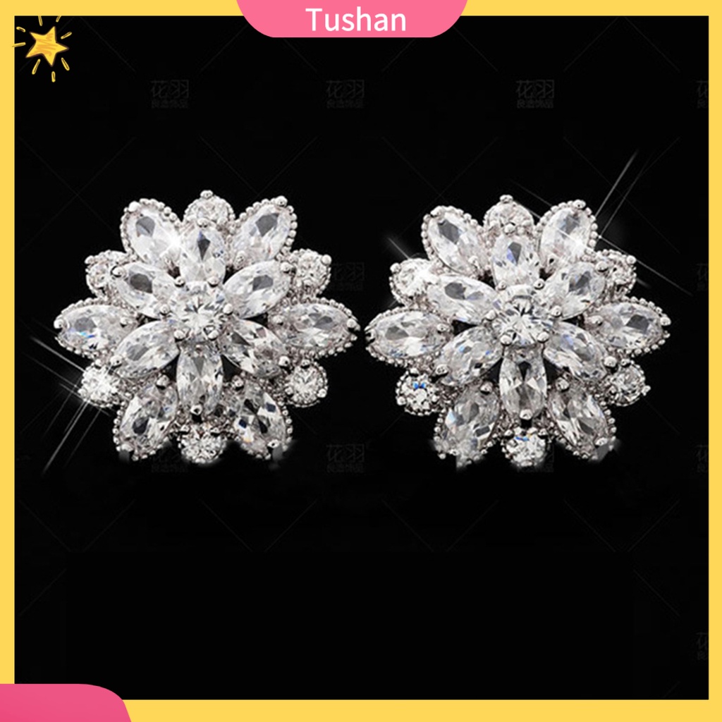 Đôi hoa tai tròn hình bông hoa đính đá lấp lánh cho cô dâu