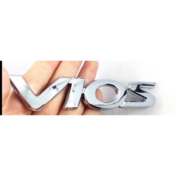 Chữ nổi Vios được dán sau xe Toyota Vios