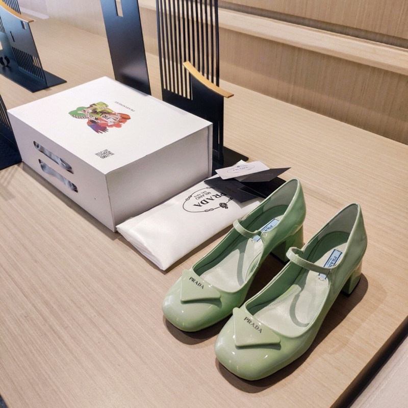 Giày búp bê nữ Prada thiết kế mũi vuông tròn có quai logo thương hiệu hình tam giác chất liệu da bóng cực bắt mắt.