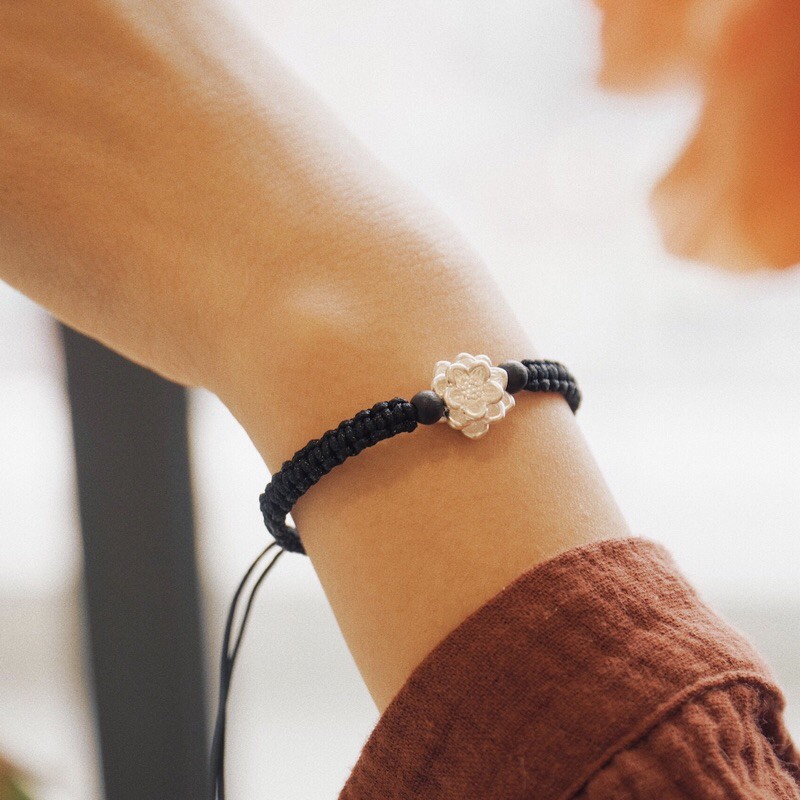 Vòng chỉ tết 2 hạt Trầm Hương 4 ly mix charm hoa sen bạc