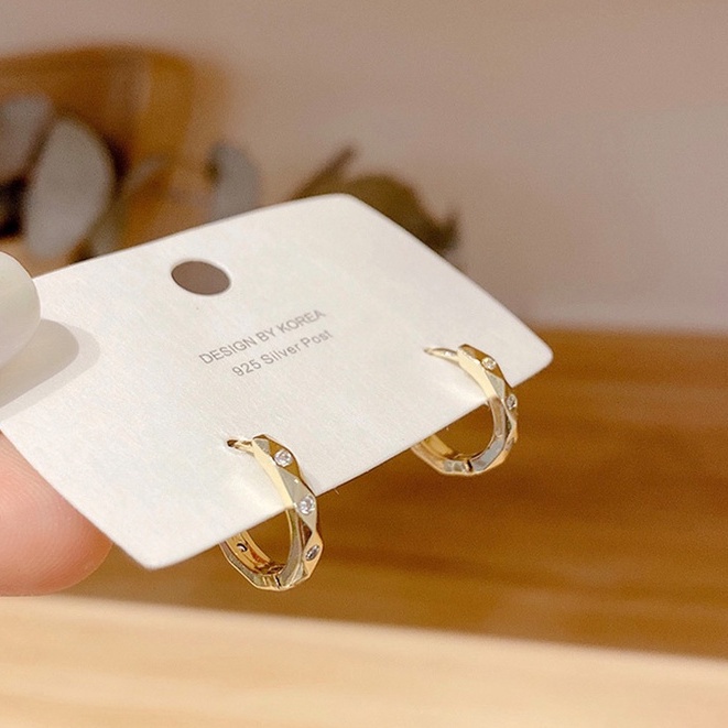 Hoa tai đính đá zircon lấp lánh phong cách Hàn Quốc sành điệu