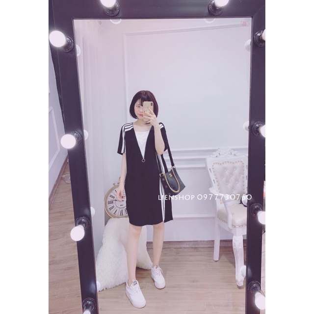 Váy đen viền trắng