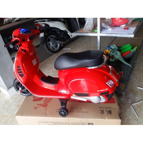 XE MÁY ĐIỆN VESPA Q618 MÀU HỒNG HOẶC ĐỎ CÓ ĐÈN VÀ NHẠC CHO BÉ 5- 7 TUÔI