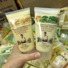 Sữa rửa mặt tẩy da chết bà già Nga