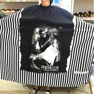 Khăn Choàng Cắt Tóc Nam Sọc Trắng Đen, Áo Choàng Cắt Tóc Nam Logo Barber Khổ Lớn 160 x 140cm.(Ảnh thật)
