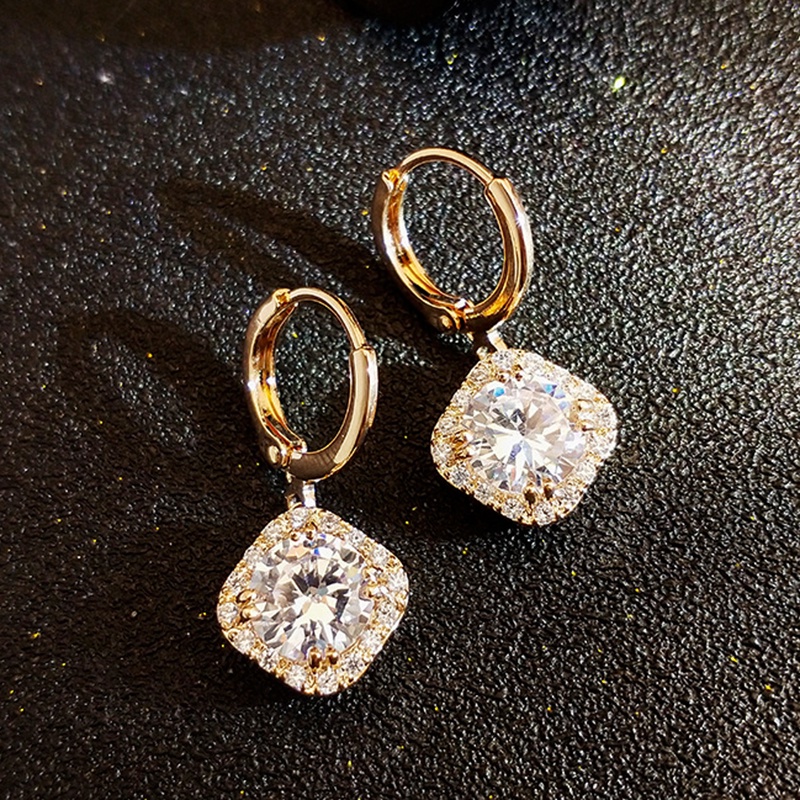 Item Weight : 0.01kg Main Stone : Zircon Metals Type : Gold Filled Occasion : Anniversary Side Stone : CRYSTAL Shapepattern : Geometric Style : TRENDY Note: Các sản phẩm có chất liệu vàng, kim cương, đá quý trong shop đều là xi mạ/ nhân tạo.