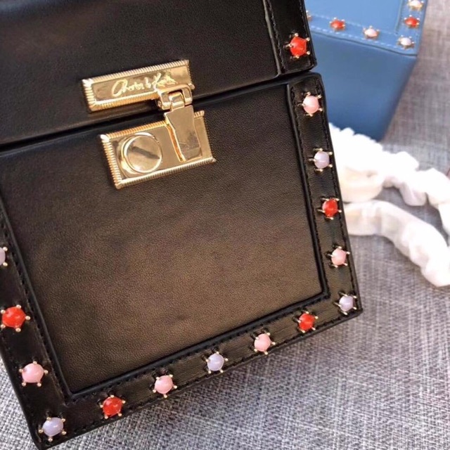 Túi xuất charles keith size 12 cm