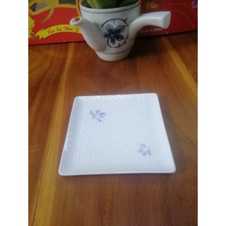 Sứ Nhật dĩa vuông có họa tiết.