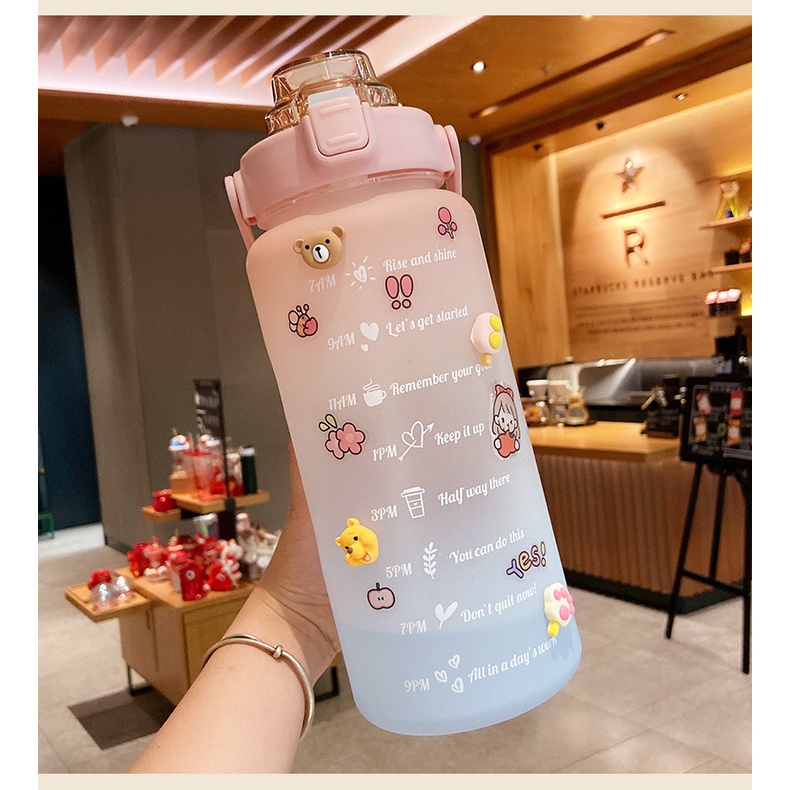 Bình Đựng Nước Cute 2L Có Ống Hút, Có Vạch Báo Giờ Uống Nước(Tặng Thêm Sticker đáng yêu). Bình đựng nước văn phòng.