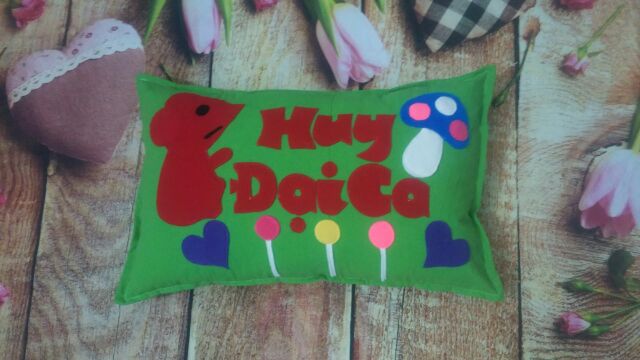 Gối thêu tên cho bé đi học cực yêu nha các mom