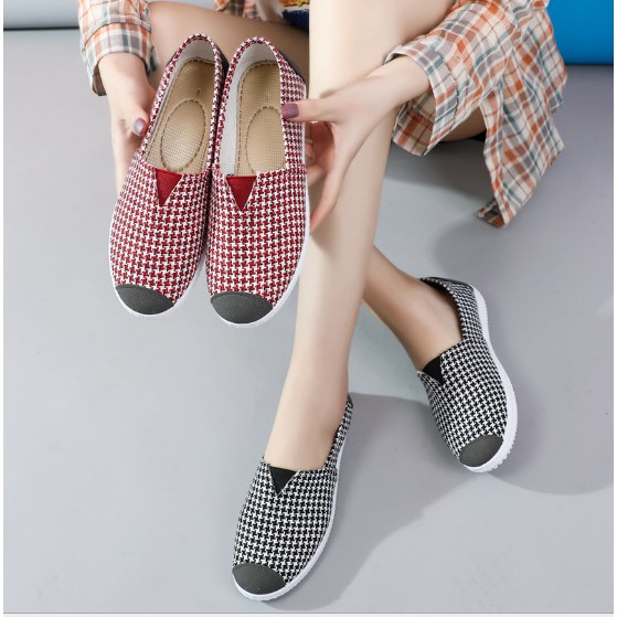 Slip on giày lười nữ chữ V bịt mũi họa tiết caro nhỏ