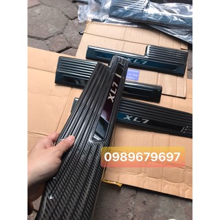 xl7 - Ốp bậc cửa chống xước carbon trong, ngoài Suzuki xl7 2020, Thép vân carbon ( tặng kèm keo trợ dính)