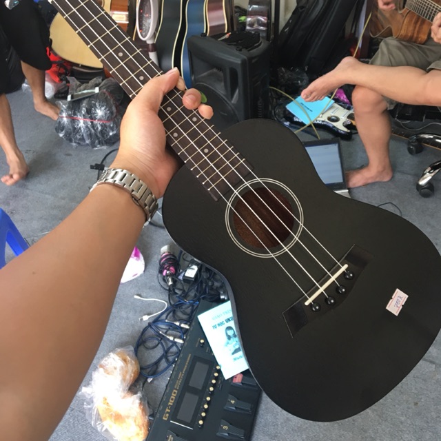 ukulele concert đen