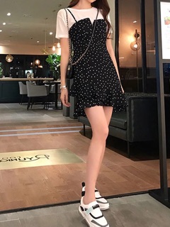 Váy yếm hoạ tiết chấm bi
