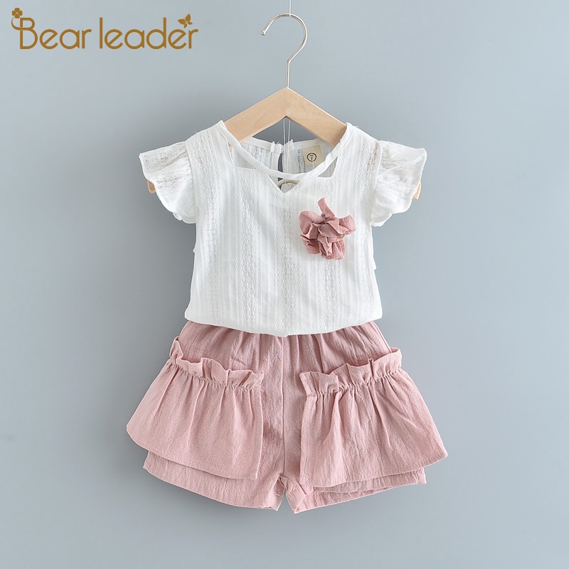 Set đồ mùa hè BEAR LEADER áo cổ tròn tay bay và quần đùi viền bèo nấm phong cách Hàn Quốc cho bé gái 2-6 tuổi
