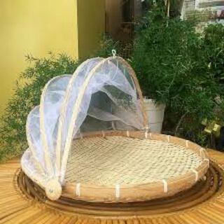 Mẹt tre lồng bàn để món ăn chán ruồi