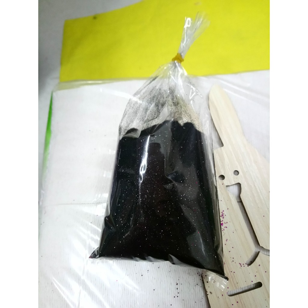kim tuyến. gói 100gram. hàng đẹp, rất lấp lánh. đẹp hơn hình luôn nha các bạn. ở ngoài rất lấp lánh lun.