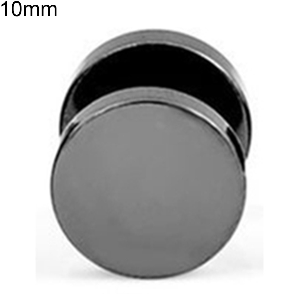 Một chiếc khuyên tai tròn màu đen bằng thép titan thời trang cho nam