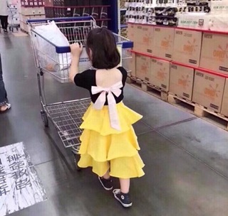 Sét Áo thun trơn đen + chân váy vàng