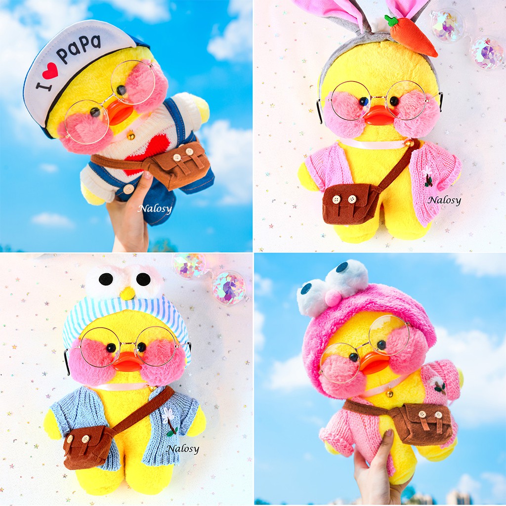 Gấu bông bé vịt má hồng màu vàng đeo túi với 4 kiểu áo cute
