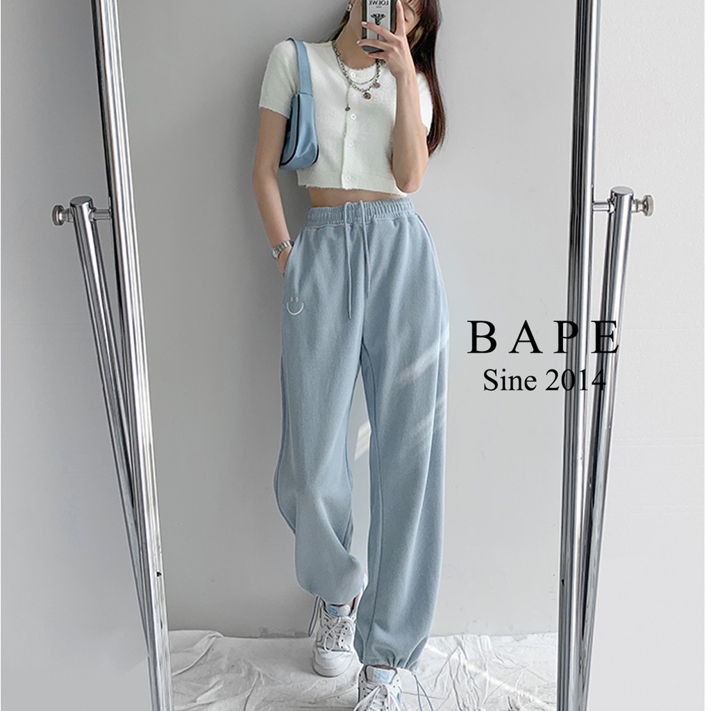 Set bộ nữ BAPE gồm quần jogger ống rộng và áo croptop trơn phối khuy cổ tròn