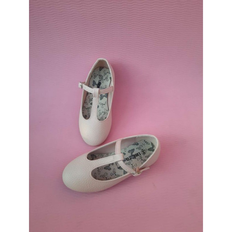 Giày xuất cho bé