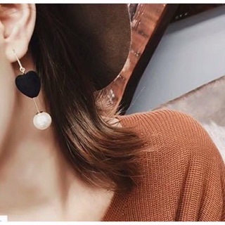Khuyên dài trái tim đen hạt trai